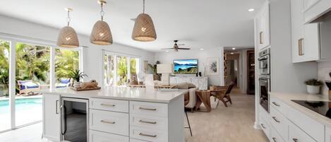 冰箱、微波炉、烤箱、炉灶