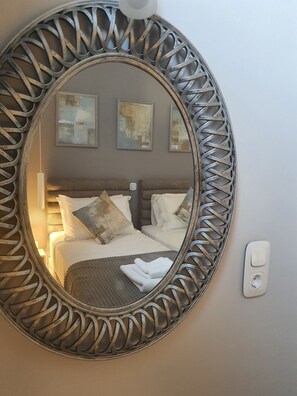 2 makuuhuonetta, tallelokero huoneessa, silitysrauta/-lauta