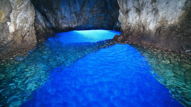 A natural pool with clear blue water surrounded by rocky walls. - VillaTango (Okrug Gornji)