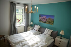 3 bedrooms, desk, travel cot, free WiFi