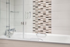 Articles de toilette gratuits, sèche-cheveux, serviettes fournies