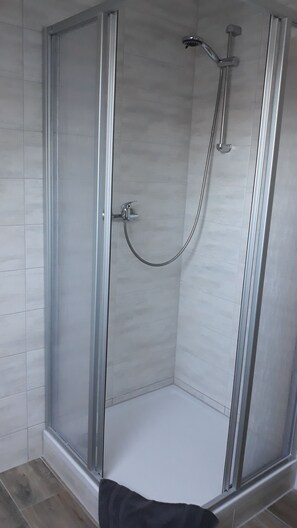 Dusche, Haartrockner, Handtücher, Seife