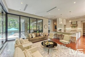 Smart TV, chimenea, libros