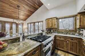 Casa, 3 habitaciones | Cocina privada | Refrigerador, horno, cafetera y tetera y tostadora 