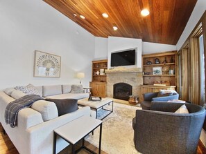 House, 3 Bedrooms | Living room