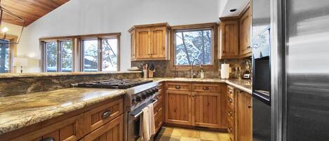 House, 3 Bedrooms | Private kitchen