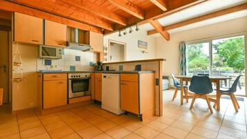 Luxury-Ferienhaus, Terrasse, Gartenblick | Eigene Küche