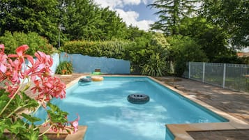 Una piscina al aire libre de temporada, una piscina climatizada
