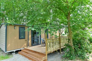 Perhemökki, patio, näköala puutarhaan | Terassi/patio