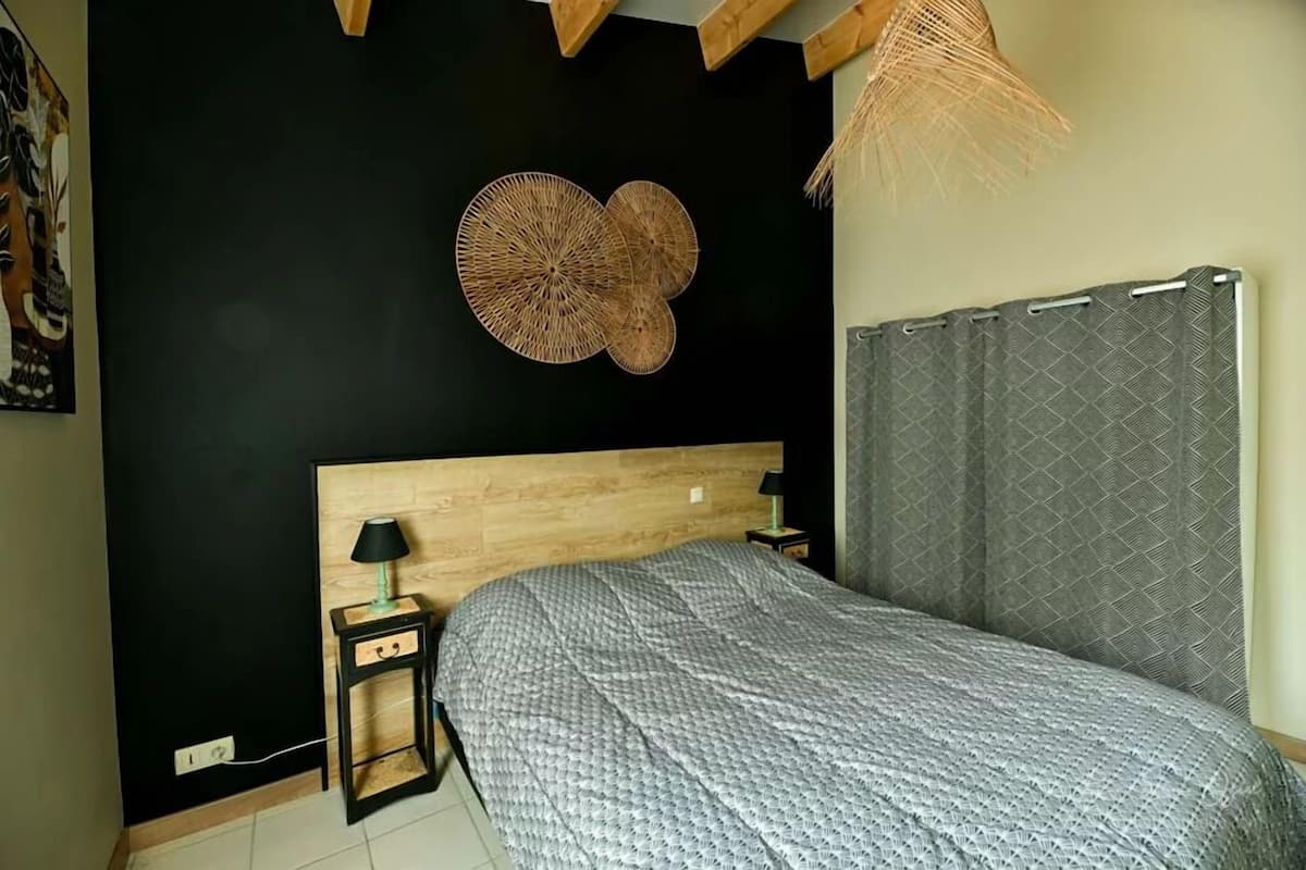 Deluxe Cottage, Patio, Garden View | Iron/ironing board, WiFi (free)