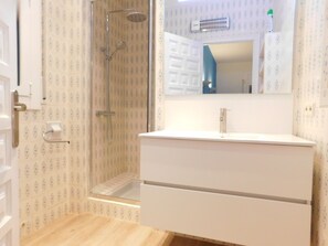 Douche, sèche-cheveux, papier toilette