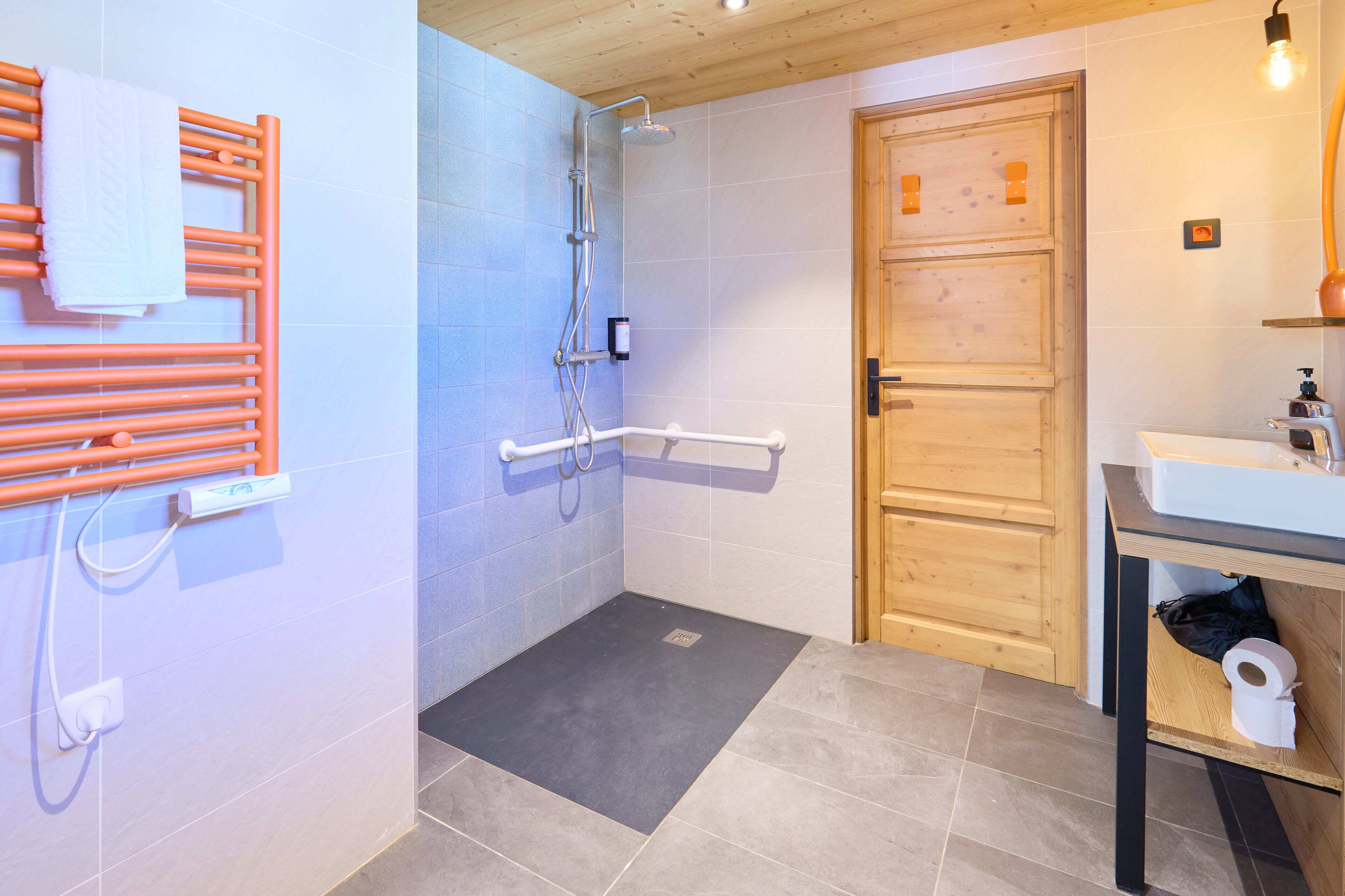 Un baño con ducha, inodoro y lavabo.