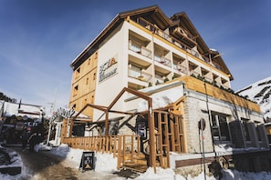 Front of property - Base Camp Lodge Les 2 Alpes (Les Deux Alpes)