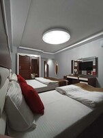 Habitación triple de lujo | Sábanas de algodón egipcio, ropa de cama de alta calidad, escritorio
