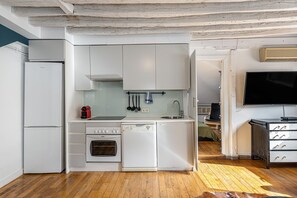 Réfrigérateur, micro-ondes, four, lave-vaisselle