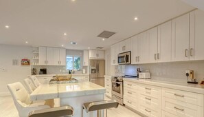 Fridge, microwave, oven, stovetop - LVS Cascada- Exclusive Offer w/ Golf/Pool/HotTub/Beach (Fort Lauderdale)