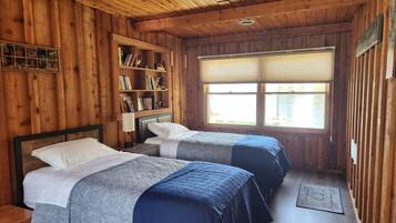 3 Schlafzimmer, Betten mit Memory-Foam-Matratzen, Schreibtisch