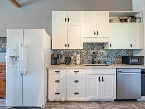 Fridge, microwave, oven, stovetop - Location!!! (Blue Mountains)