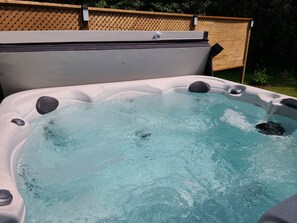 Outdoor spa tub - Location!!! (Blue Mountains)