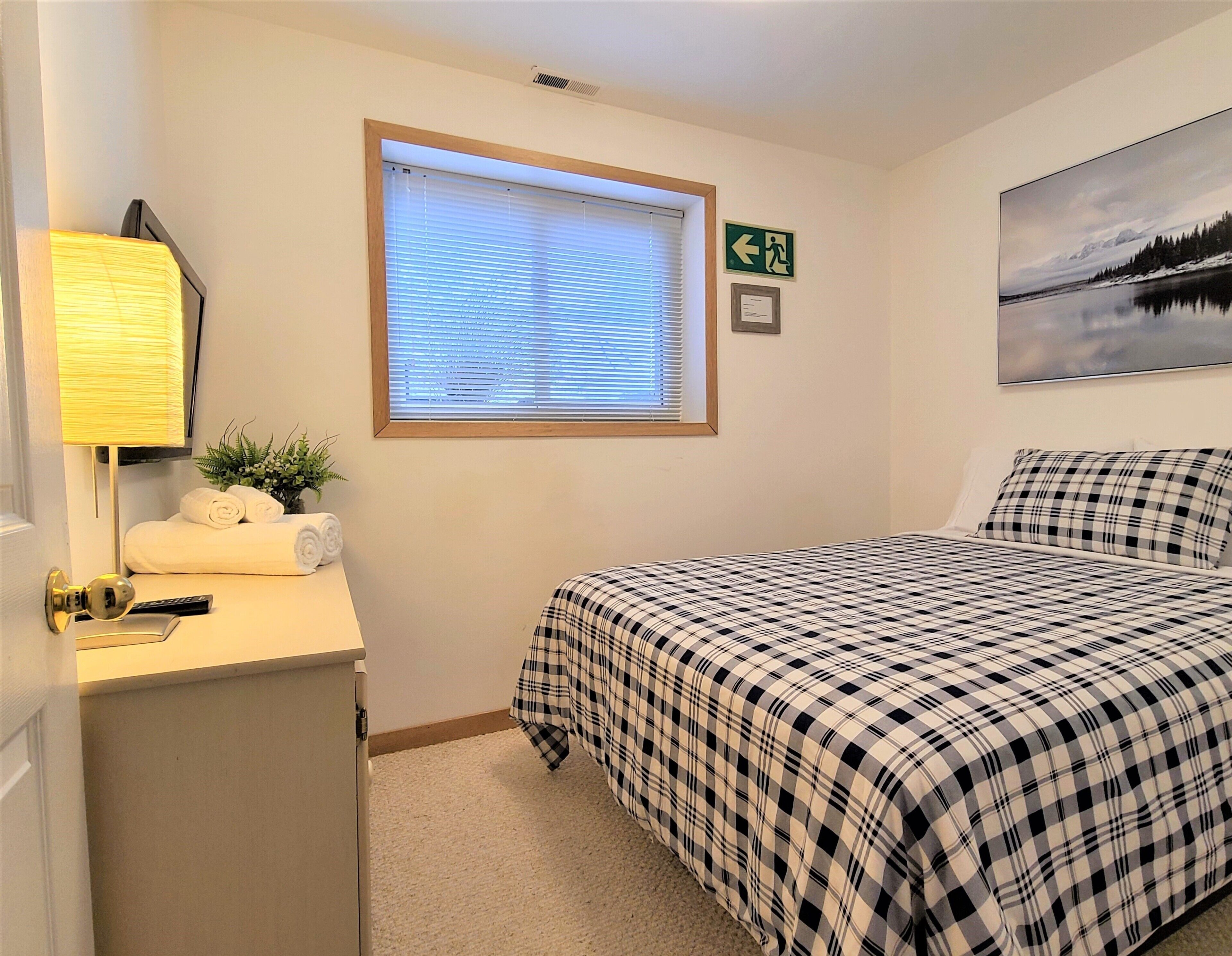 4 dormitorios, escritorio, tabla de planchar con plancha y cuna de viaje