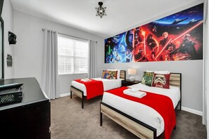 5 bedrooms, iron/ironing board, travel crib, WiFi - Disney villa w/private view! Minutes from parks. (Kissimmee)