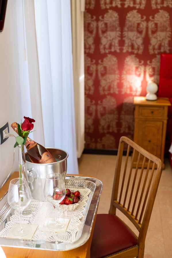 Deluxe Double or Twin Room, City View | Egyptian cotton sheets, premium bedding, minibar, in-room safe - Relais La Torre (Verona)