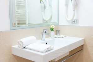 Deluxe Double or Twin Room, City View | Bathroom | Shower, rainfall showerhead, free toiletries, hair dryer - Relais La Torre (Verona)