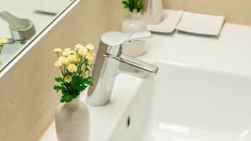 Habitación Confort | Baño | Regadera, regadera tipo lluvia, amenidades de baño gratuitas