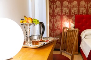 Deluxe Double or Twin Room, City View | Egyptian cotton sheets, premium bedding, minibar, in-room safe - Relais La Torre (Verona)