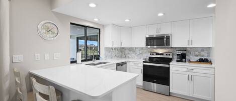 Réfrigérateur, micro-ondes, four, plaque de cuisson