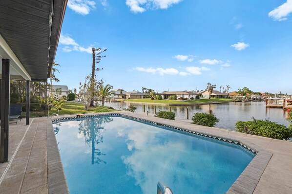 Alberca al aire libre y alberca climatizada