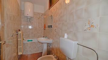 Ensemble douche/baignoire, baignoire Ă jets, sĂšche-cheveux