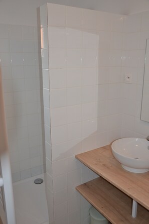Douche, serviettes fournies