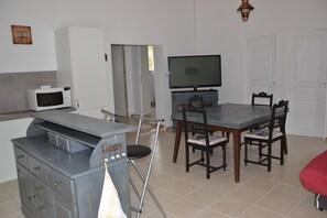 Dining - 6/8-person house on private estate with swimming pool, playground and mini-farm (Béziers)