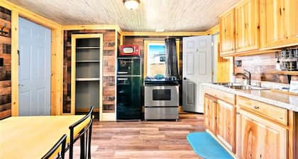Dog Friendly Private Cabin w Hot Tub Leadville-A