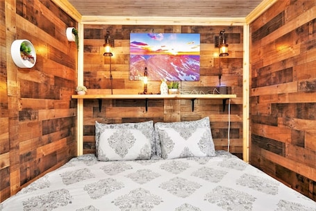 2 bedrooms, free WiFi, bed sheets. Dog Friendly Private Cabin w Hot Tub Leadville-A