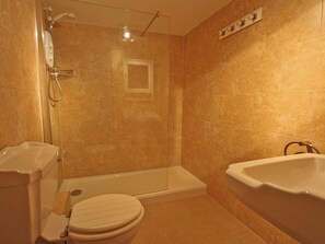 Bathroom - 3 bedroom accommodation in Seahouses (Seahouses)