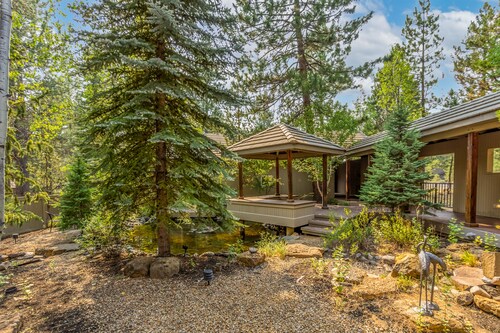 Thre06-Magical Oasis with Movie Theater and Hot Tub