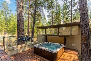 Outdoor spa tub - Thre06-Magical Oasis with Movie Theater and Hot Tub (Sunriver)