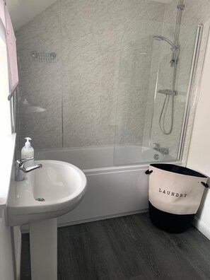 Bathroom - Immaculate cosy comfortable home, central location (Inverbervie)