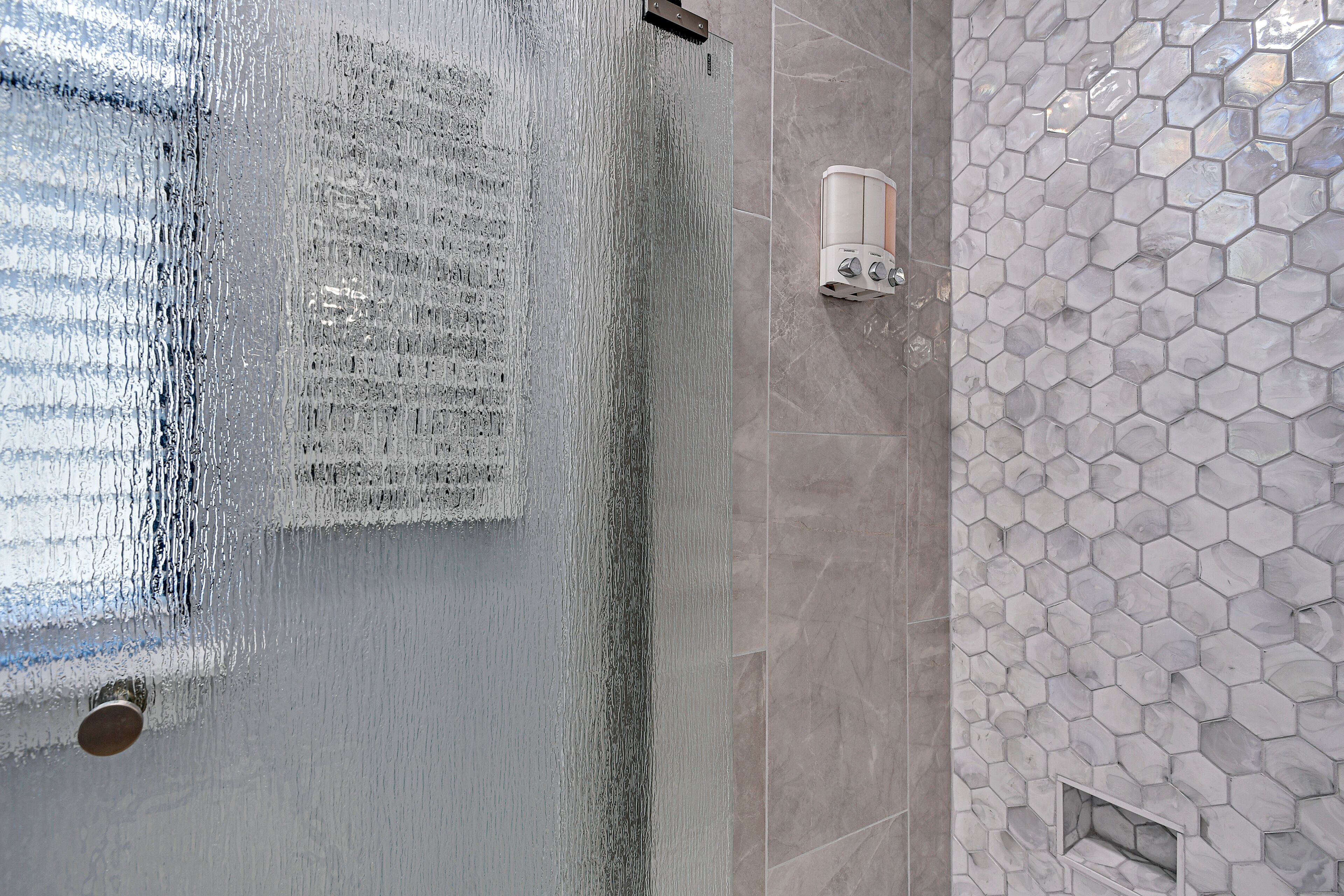 Ensemble baignoire-douche, séchoir à cheveux, serviettes fournies, savon