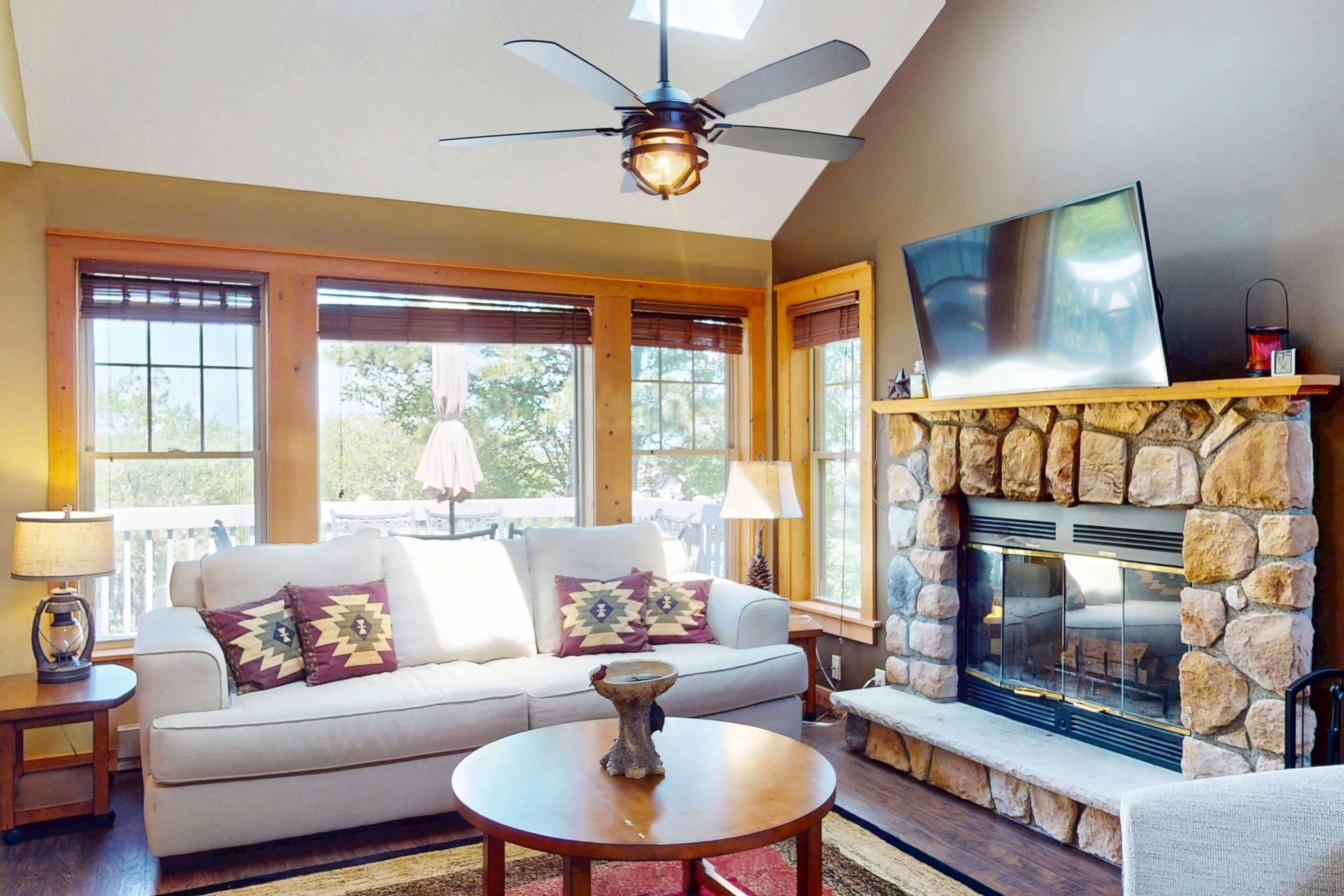 Fernseher, Kamin, Tischfußball, Tischtennisplatte