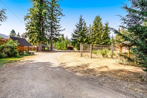 Property grounds - Ground-floor, dog-friendly hiker's studio with fast WiFi & great location (Quilcene)