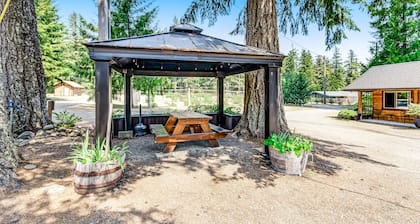 Dog-friendly hiker's studio with mountain views & fast WiFi - close to hiking