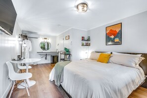 Internet, bed sheets - Dog-friendly hiker's studio with mountain views & fast WiFi - close to hiking (Quilcene)