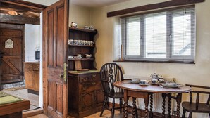 Une salle à manger traditionnelle avec une table en bois, des chaises et un buffet.