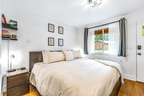 Internet, bed sheets - Mountain-view ground-floor studio with fast WiFi - dog-friendly (Quilcene)