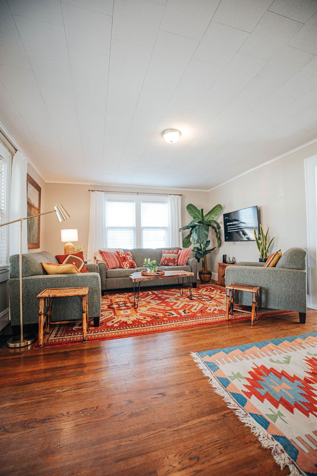 Beautiful 2BR, 2B Bungalow in Desirable Neighborhood! Perfect for Traveling Prof