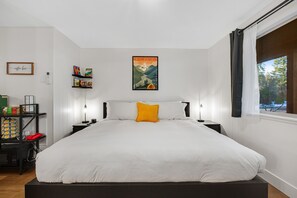 WiFi, bed sheets - Dog-friendly studio close to hiking with mountain views & fast WiFi (Quilcene)
