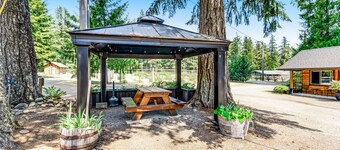 Quilcene ground-floor studio with mountain views & fast WiFi - dog-friendly